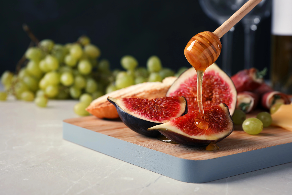 Deski pełne smakowitości 50 gotowych kompozycji, które zachwycą gości i ułatwią ci serwowanie posiłków. Przystawki, kolacje i uczty Paulina Głowiak-Strzałka